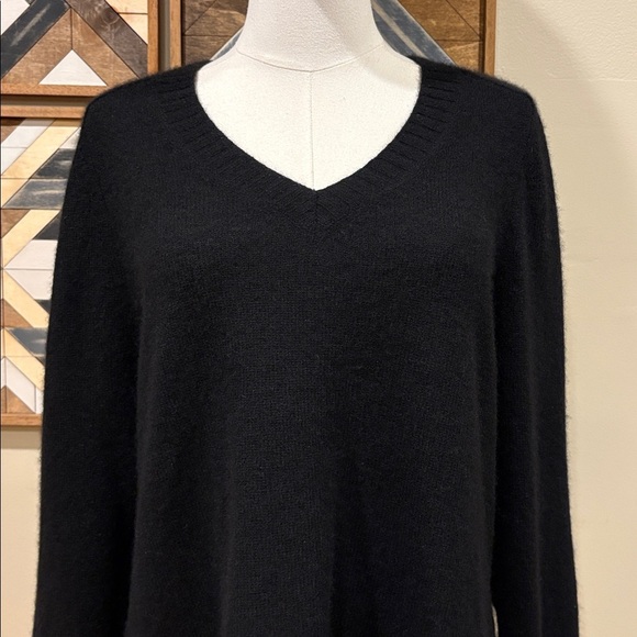 NakedCashmere Black V-Neck Cashmere Sweater size Small - Picture 2 of 11